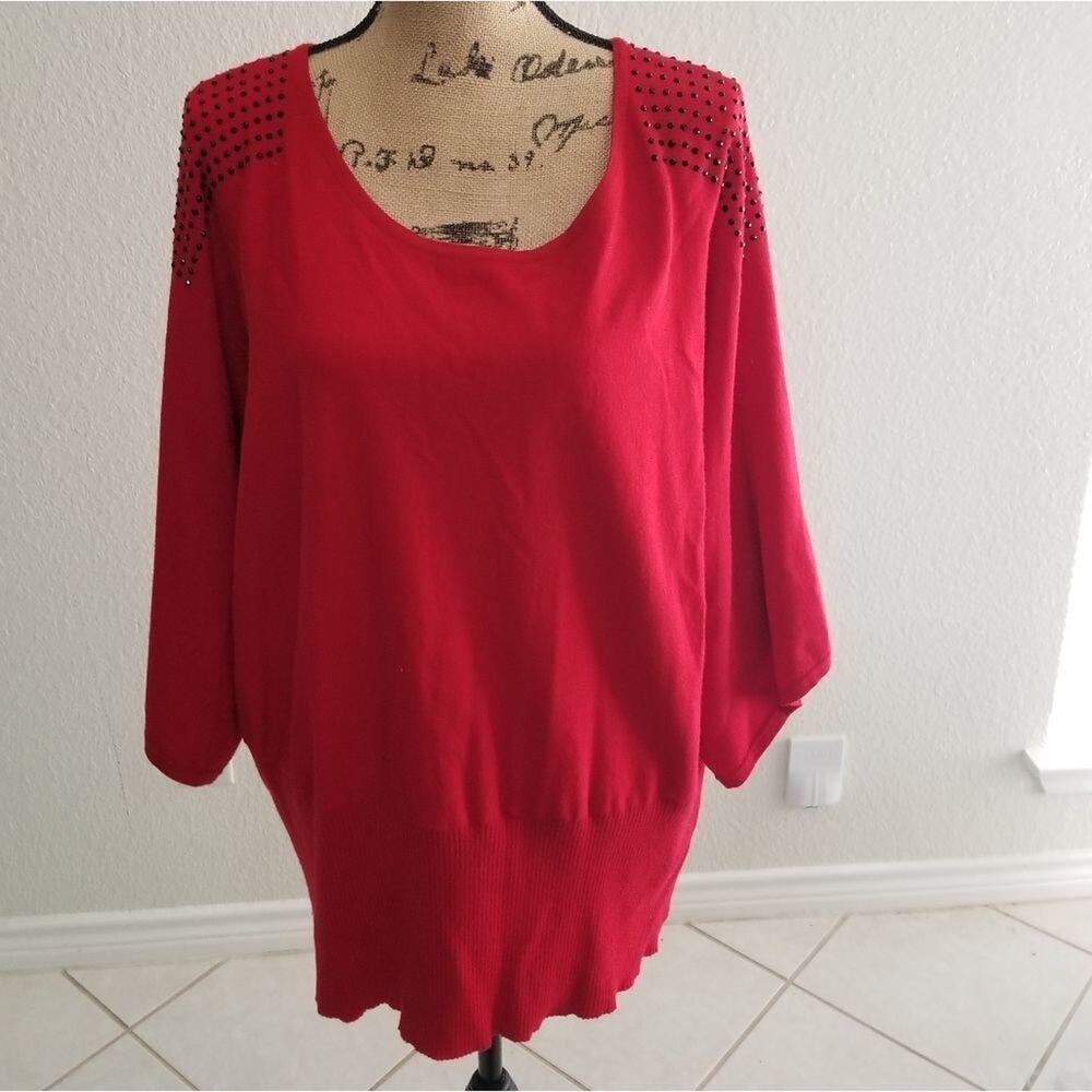 CABLE & Gauge woman beaded red shirt with a ribbed hem in very good condition